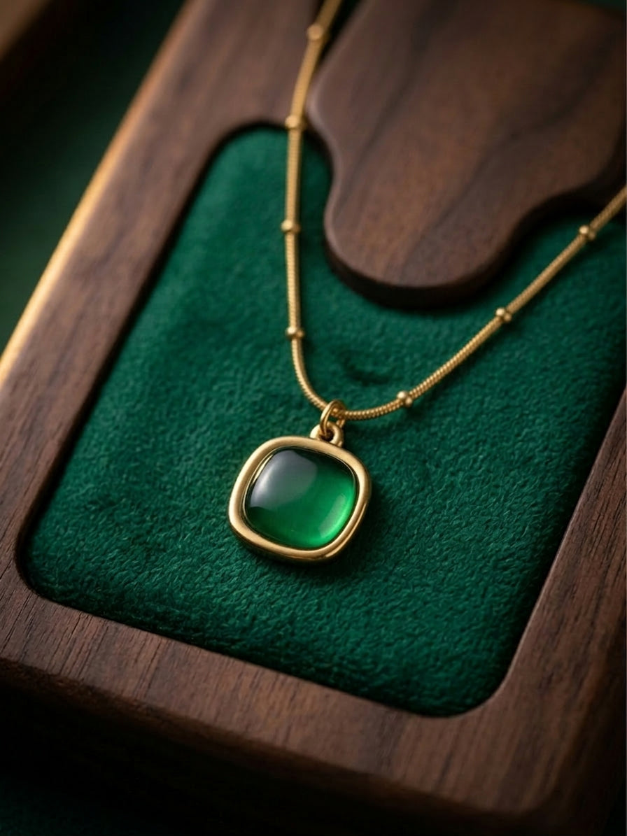 NECKLACES/PENDANTS